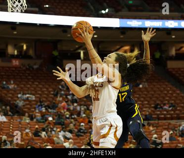 15 gennaio 2022: Texas Longhorns Guard Audrey Warren (31) va al basket durante una partita di pallacanestro femminile NCAA tra Texas e West Virginia il 15 gennaio 2022 ad Austin, Texas. Texas ha vinto, 73-57. (Credit Image: © Scott Coleman/ZUMA Press Wire) Foto Stock