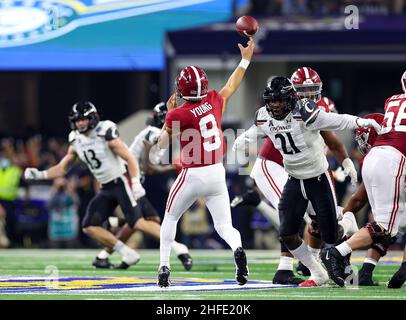 Arlington, Texas, Stati Uniti. 31st Dic 2021. Alabama Crimson Tide quarterback Bryce Young (9) passa la palla durante la partita del Goodyear Cotton Bowl tra l'Alabama Crimson Tide e i Bearcats Cincinnati il 31 dicembre 2021 all'AT&T Stadium di Arlington, Texas. (Credito obbligatorio: Freddie Beckwith/MarinMedia.org/Cal Sport Media) (fotografo completo assoluto e crediti richiesti).Televisione, o riviste a scopo di lucro contattare direttamente MarinMedia. Credit: csm/Alamy Live News Foto Stock