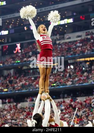 Arlington, Texas, Stati Uniti. 31st Dic 2021. Un cheerleader dell'Alabama conduce un allietato durante la partita del Goodyear Cotton Bowl tra l'Alabama Crimson Tide e i Bearcats di Cincinnati il 31 dicembre 2021 all'AT&T Stadium di Arlington, Texas. (Credito obbligatorio: Freddie Beckwith/MarinMedia.org/Cal Sport Media) (fotografo completo assoluto e crediti richiesti).Televisione, o riviste a scopo di lucro contattare direttamente MarinMedia. Credit: csm/Alamy Live News Foto Stock