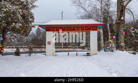 Porta principale del Karma Triyana Dharmachakra - un monastero buddista tibetano a Woodstock, New York Foto Stock