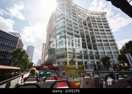 L'autobus scoperto può vedere l'intera moderna architettura della Biblioteca Nazionale, Singapore. Foto Stock