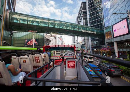 Tour panoramico di Big Bus scoperto a Orchard Road, Singapore. Ponte di collegamento Orchard Gateway. Condizioni del traffico dalla vista dall'alto. Foto Stock
