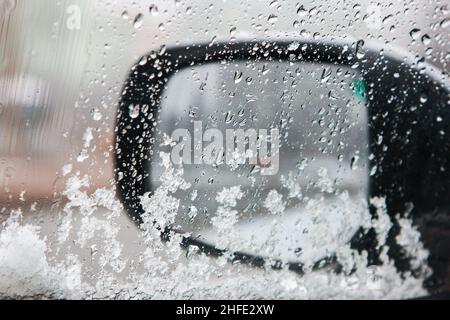 neve bagnata sul finestrino dell'auto in inverno Foto Stock