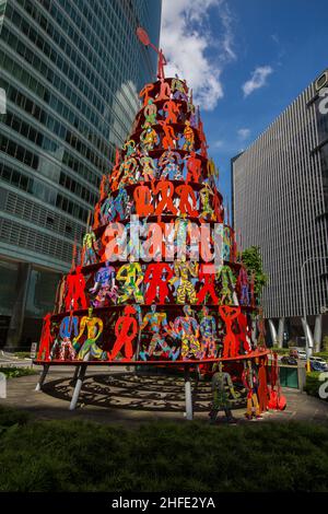 La scultura 'Momentum' di David Gerstein a One Raffles Quay raffigura un ciclo di progresso verso l'alto, che simboleggia l'energia e lo slancio di Singapore. Foto Stock