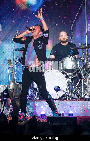 Inglewood, Stati Uniti. 15th Jan 2022. INGLEWOOD, CALIFORNIA - GENNAIO 15: Chris Martin e Will Champion of Coldplay suonano sul palco al 2022 iHeartradio Alter EGO presentato da Capital One al Forum il 15 Gennaio 2022 a Inglewood, California. Foto: Christopher Victorio/imageSPACE/Sipa USA Credit: Sipa USA/Alamy Live News Foto Stock