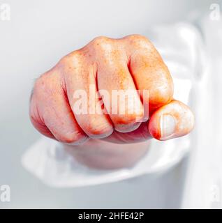 dettaglio del pugno maschile in camicia da lavoro bianca Foto Stock