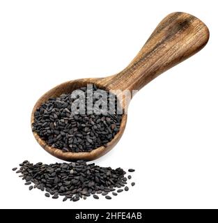 semi di sesamo nero in cucchiaio di legno isolato Foto Stock