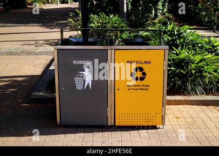 Nuovi contenitori per rifiuti metallici e riciclaggio in South Bank Brisbane Australia Foto Stock
