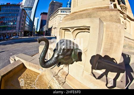 Particolare di elefante come beccuccio d'acqua della statua di Johannes Gutenberg, inventore della stampa di libri, Francoforte, Germania Foto Stock