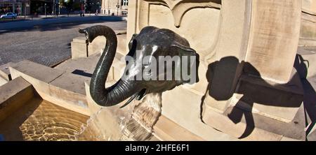 Particolare di elefante come beccuccio d'acqua della statua di Johannes Gutenberg, inventore della stampa di libri, Francoforte, Germania Foto Stock