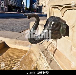 Particolare di elefante come beccuccio d'acqua della statua di Johannes Gutenberg, inventore della stampa di libri, Francoforte, Germania Foto Stock