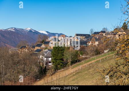 Villaggio di Artigue nella montagna dei Pirenei, vicino a Bagnères de Luchon, in alta Garonna, Occitanie, Francia Foto Stock