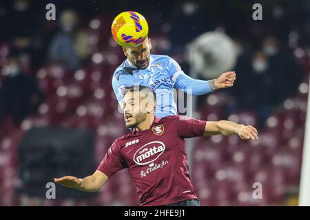 Il centrocampista italiano del Lazio Mattia Zaccagni sfida la palla con il difensore tunisino Wajdi Kechrida di Salernitana durante la Serie A partita di calcio tra Salernitana e SS Lazio allo Stadio Arechi di Salerno, Italia meridionale, il 15 gennaio 2021. Foto Stock