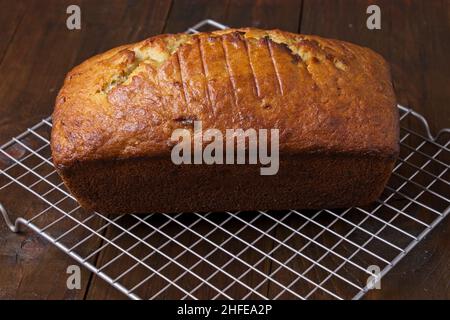 Pane di banana appena sfornato sulla griglia di raffreddamento Foto Stock