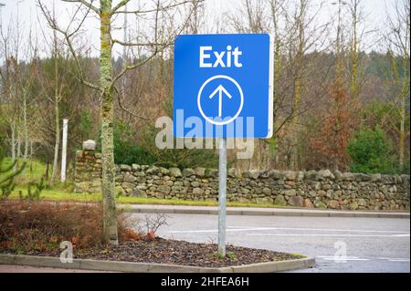 Segnale di uscita su sfondo blu all'uscita del parcheggio Foto Stock