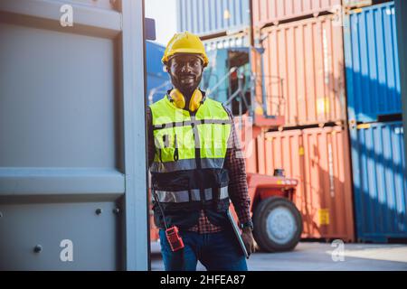 Ritratto personale lavoratore custom sorriso felice di lavoro nel porto logistico di trasporto del carico. Foto Stock