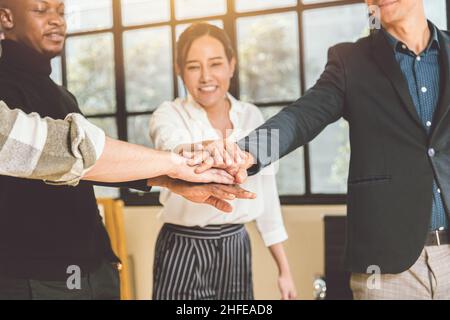 uomini d'affari mix gara lavoro di squadra unire la mano per lavorare felice insieme squadra di successo Foto Stock