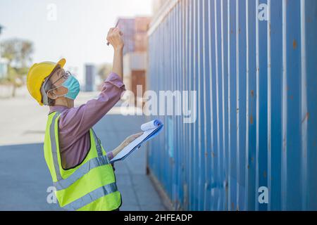 persone anziane sane lavoratori dipendenti nel settore portuale del trasporto merci Foto Stock