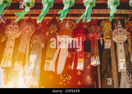 Bella appesa yipeng lampada di carta nord Thai Lanna tradizionale stile d'arte nel tempio Foto Stock