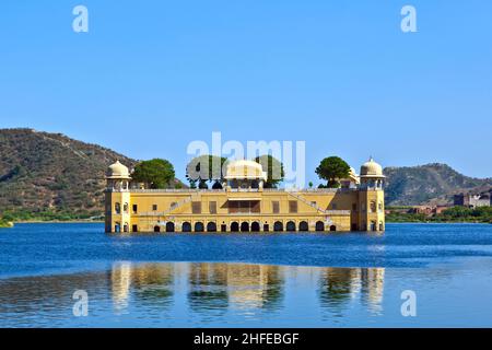 Water Palace (Jal Mahal) nel lago Man Sagar. Jaipur, Rajasthan, India. 18th secolo. Il palazzo Dzhal-Mahal. Foto Stock