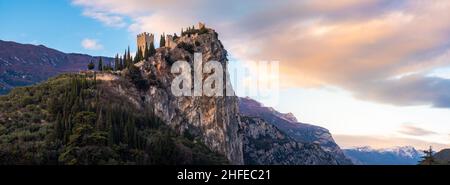 Castello di Arco su scogliera rocciosa sfondo orizzontale del Trentino Alto adige - Trento - Italia punti di riferimento Foto Stock