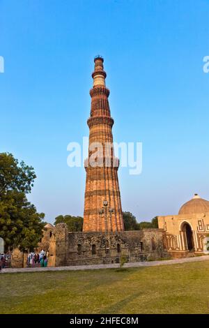 Qutb Minar, Delhi, il minareto in mattoni più alto del mondo costruito al 72m, costruito tra il 1193 e il 1386 Foto Stock