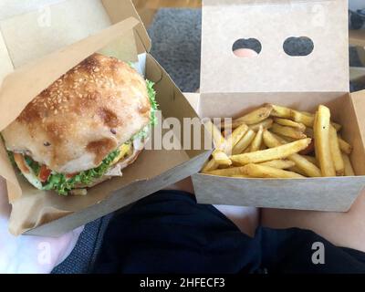 Foto di hamburger e patatine fritte, take away fast food Foto Stock