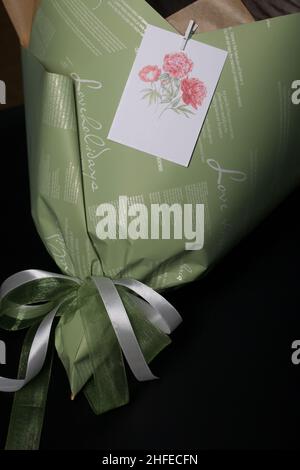 Un bouquet in carta artigianale. Su sfondo nero. Foto Stock