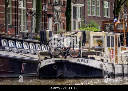 AMSTERDAM, PAESI BASSI - 01 MAGGIO 2018: Houseboat ormeggiato sul Canal di Amsterdam Foto Stock