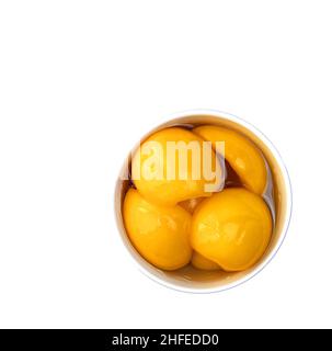 Deliziose pesche sciroppate in un recipiente su sfondo bianco Foto Stock