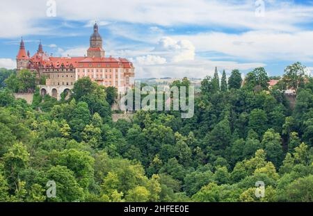 Completato nel 1292 e il più grande castello della regione della Slesia, il castello di Książ unisce architettura gotica, barocca e rococò è un mix maestoso Foto Stock
