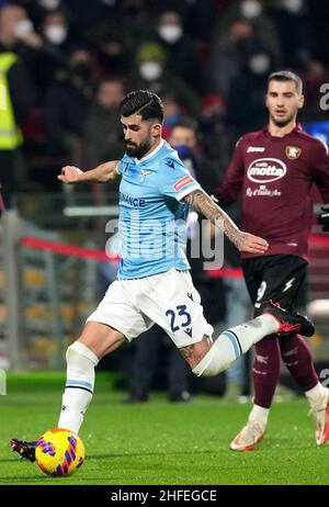 SALERNO, ITALIA - GENNAIO 15: Elseid Hysaj della SS Lazio in azione, durante la Serie A match tra US Salernitana e SS Lazio allo Stadio Arechi il 16 Gennaio 2022 a Salerno, Italia. (Foto tramite MB Media) Foto Stock