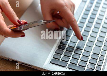 Premere a mano il tasto invio sullo sfondo del laptop. Mano, laptop, scheda. Concetto scegliere e acquistare merci online. Shopper. Concetto di shopping online, sales.con Foto Stock