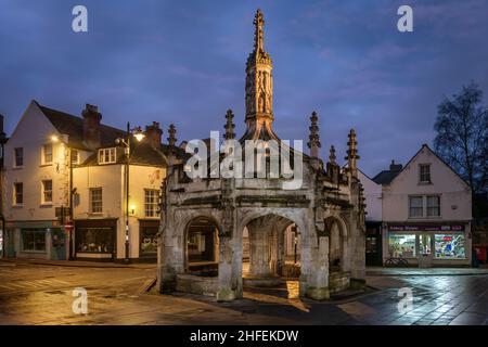 Malmesbury, Wiltshire, Regno Unito. Domenica 16th Gennaio 2022 - un inizio umido e nebboso a Domenica, come i piccoli Newsagents apre per gli affari vicino all'antica Grade 1 listed Market Cross nella storica cittadina di Malmesbury nel Wiltshire. Credit: Terry Mathews/Alamy Live News Foto Stock