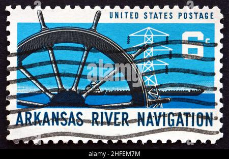 STATI UNITI D'AMERICA - CIRCA 1968: Un timbro stampato negli Stati Uniti mostra Ship's Wheel, Power Transmission Tower and Barge, Arkansas River Navigation, c Foto Stock