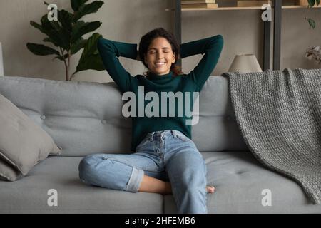 Felice giovane donna che si rilassa nel fine settimana a casa. Foto Stock