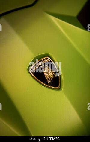 BUCAREST, ROMANIA - 10 ottobre 2021: Immagine editoriale illustrativa il logo Lamborghini su un'auto. Foto Stock