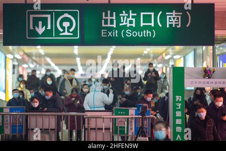 NANJING, CINA - 16 GENNAIO 2022 - i passeggeri lasciano la stazione ferroviaria di Nanjing in modo ordinato il 16 gennaio 2022. The Spring Festival Travel rus 2022 Foto Stock