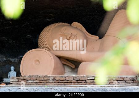 Statua del Buddha reclinata, Hulannuge Tharulengala, Sri Lanka Foto Stock