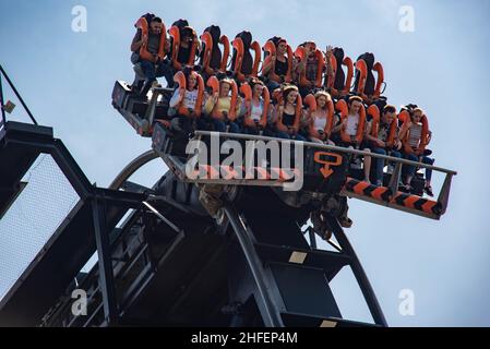 Alton Towers, dove la magia non finisce mai, immagini di altissima qualità del parco a tema e montagne russe del Regno Unito Foto Stock