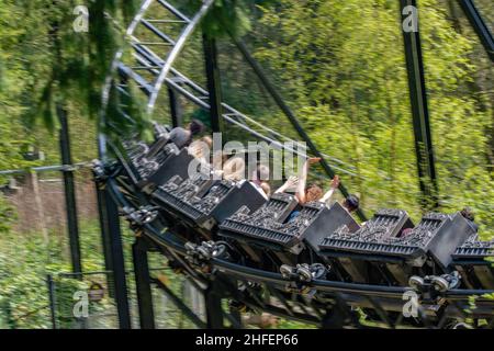 Alton Towers, dove la magia non finisce mai, immagini di alta qualità del parco a tema e montagne russe migliori del Regno Unito - ULTREA ANGOLO RARO di 13 montagne russe Foto Stock