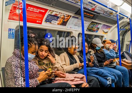 Londra, Regno Unito. 15th Jan 2022. Le maschere sono nuovamente obbligatorie per i trasporti pubblici, e vi è un aumento della conformità, ma molti continuano a ignorare la regola. La confusione della maschera continua nel sottosuolo, poiché le regole vengono nuovamente strette a causa della variante del covid 19 Omicron. Credit: Guy Bell/Alamy Live News Foto Stock