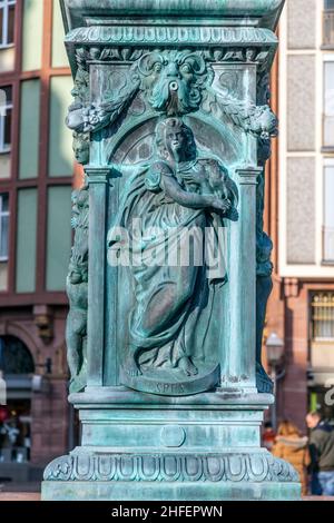 allegoria di ferro alla fontana della giustizia a Francoforte Foto Stock