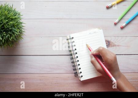 scrittura della mano del bambino sul blocco note Foto Stock