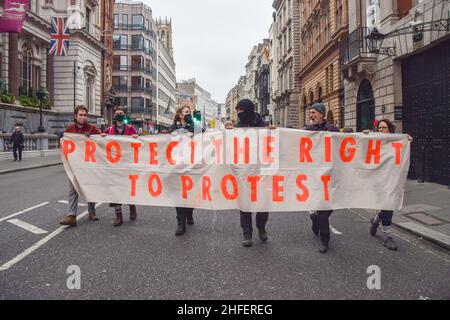 Londra, Regno Unito 15th gennaio 2022. Uccidi la marcia dei manifestanti Bill sullo Strand. Migliaia di persone hanno marciato attraverso il centro di Londra per protestare contro la polizia, il crimine, la condanna e la legge giudiziaria, che renderà molti tipi di protesta illegale. Foto Stock