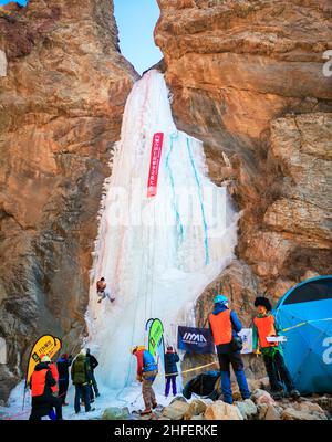 BATOU, CINA - 16 GENNAIO 2022 - gli scalatori di ghiaccio salgono un muro di ghiaccio a Baotou, nella regione autonoma della Mongolia interna della Cina settentrionale, il 16 gennaio 2022. Foto Stock