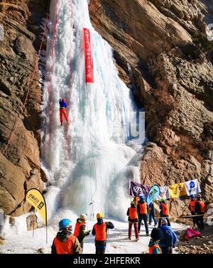 BATOU, CINA - 16 GENNAIO 2022 - gli scalatori di ghiaccio salgono un muro di ghiaccio a Baotou, nella regione autonoma della Mongolia interna della Cina settentrionale, il 16 gennaio 2022. Foto Stock