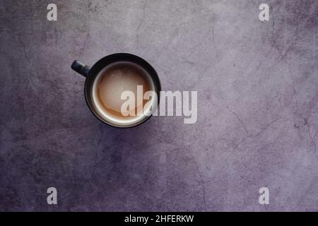 vista dall'alto del caffè fatto in casa su sfondo nero Foto Stock