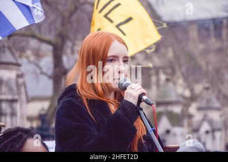 Londra, Regno Unito 15th gennaio 2022. L'attivista Patsy Stevenson, arrestato nella veglia Sarah Everard, parla in Piazza del Parlamento durante la protesta Kill the Bill. Migliaia di persone hanno marciato attraverso il centro di Londra per protestare contro la polizia, il crimine, la condanna e la legge giudiziaria, che renderà molti tipi di protesta illegale. Foto Stock
