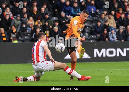 Hull, Regno Unito. 16th Jan 2022. Tyler Smith #22 di Hull City spara su Goal, James Chester #5 di Stoke City lo devia a Hull, Regno Unito il 1/16/2022. (Foto di Mark Cosgrove/News Images/Sipa USA) Credit: Sipa USA/Alamy Live News Foto Stock